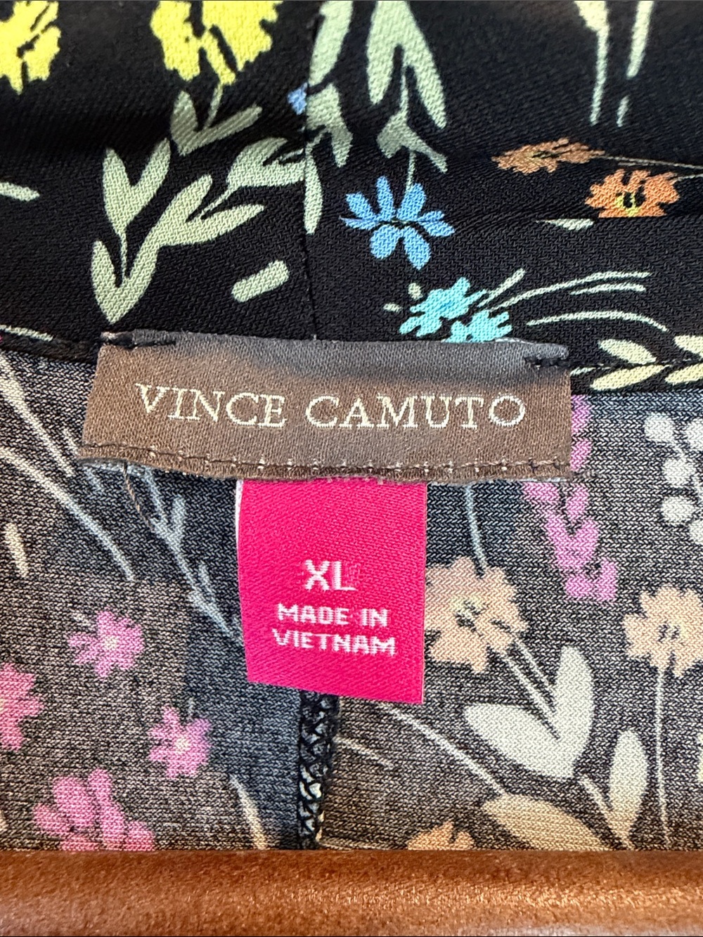 Vince Camuto Black Floral Front Crossover Top - NWT - Picture 2 of 8